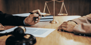 Cómo se regula la declaración de una víctima menor de edad en un delito