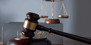 ¿Puede la policía revisar tu móvil sin orden judicial?