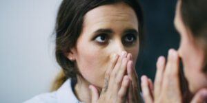 ¿Es legal retener a una persona contra su voluntad en mi casa?