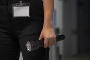 ¿Es legal un cacheo policial sin motivo?