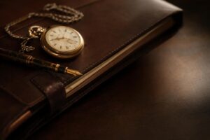Reloj antiguo sobre expediente cerrado y pluma estilográfica, símbolo de la atenuante de dilaciones indebidas