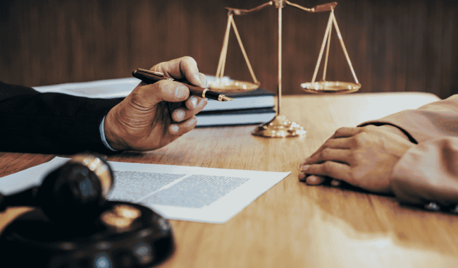 Cómo se regula la declaración de una víctima menor de edad en un delito